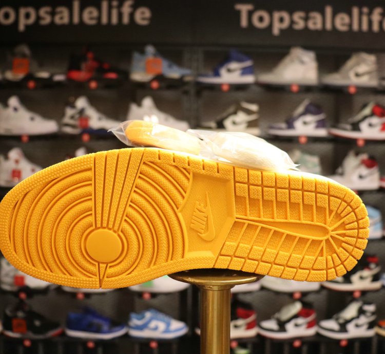 Air Jordan 1 Retro High OG 'Yellow Toe'
