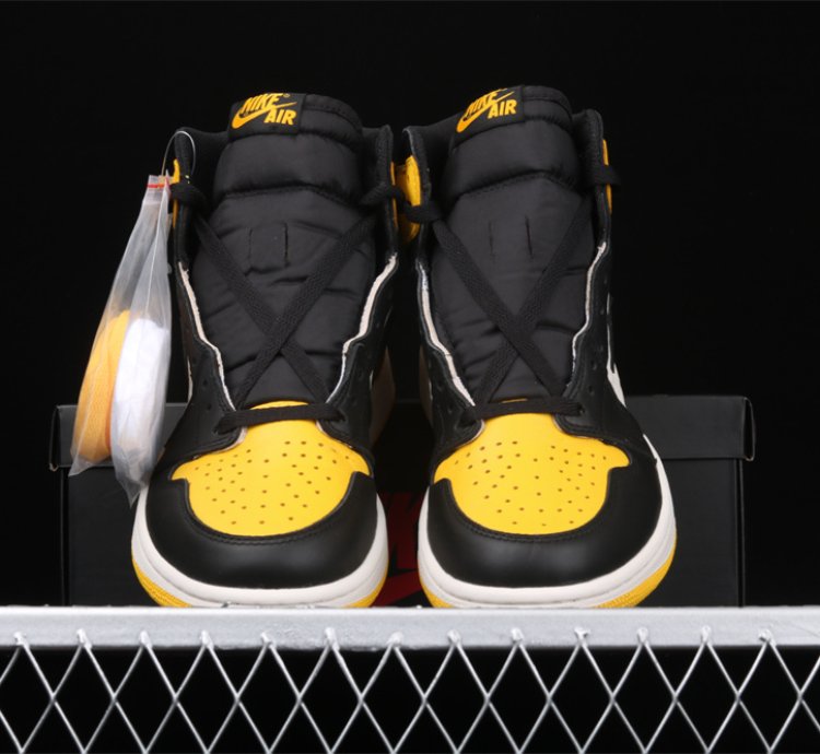 Air Jordan Retro High OG Yellow Toe