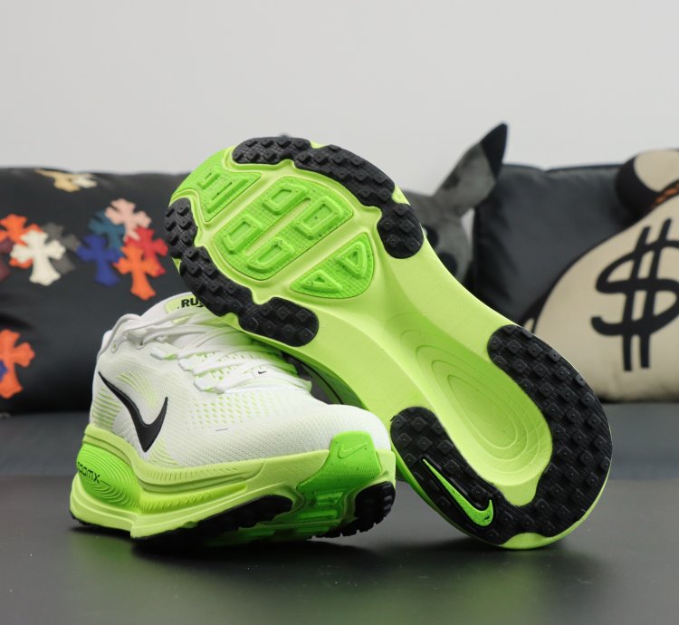 NIKE AIR ZOOM VOMERO 18 HM6803-102