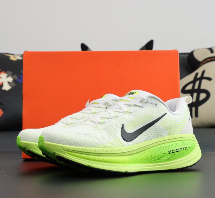 NIKE AIR ZOOM VOMERO 18 HM6803-102