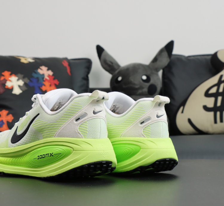 NIKE AIR ZOOM VOMERO 18 HM6803-102