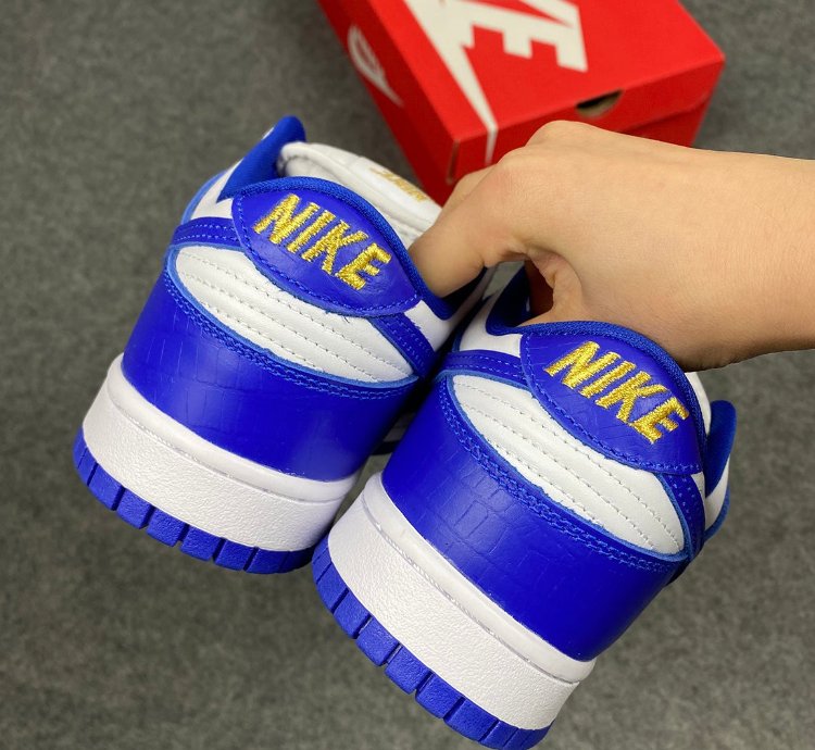 Nike Air SB Dunk Low Supreme Stars Hyper Royal