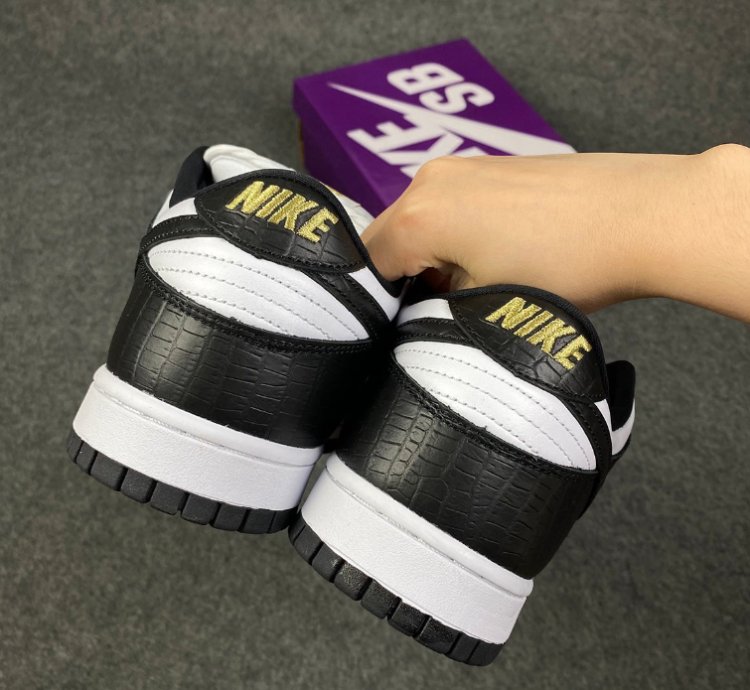 Nike SB Dunk Low Supreme Stars Black