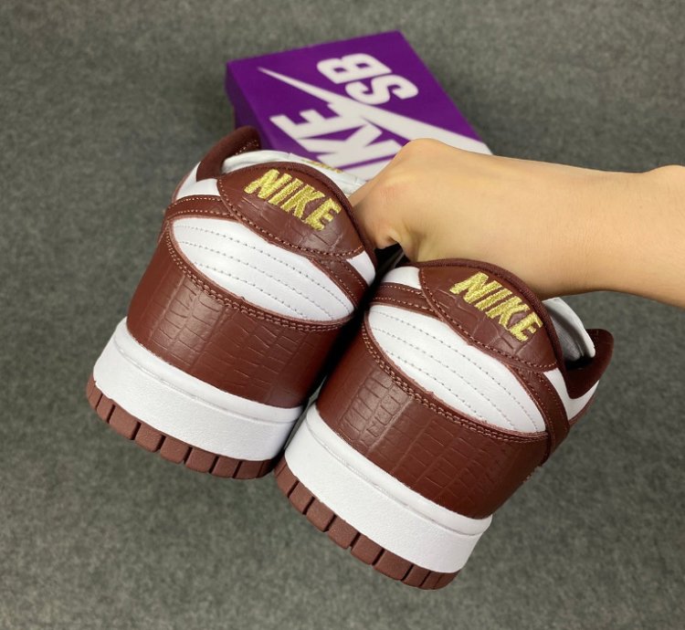 Nike SB Dunk Low Supreme Stars Barkroot Brown