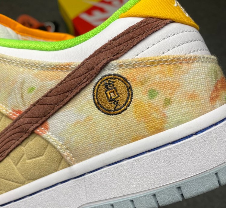 Nike SB Dunk Low Street Hawker