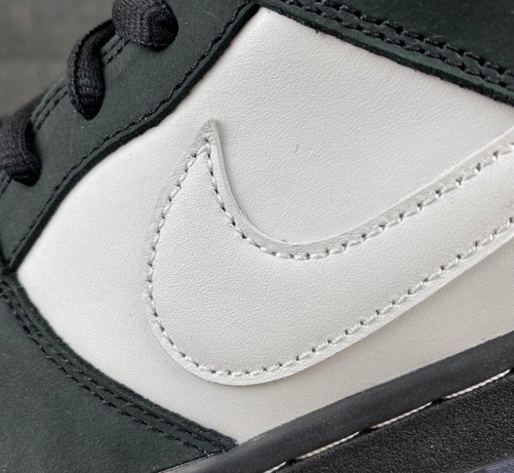 Nike SB Dunk Low Staple Panda Pigeon
