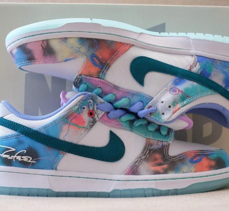 Nike SB Dunk Low Futura Laboratories Bleached Aqua