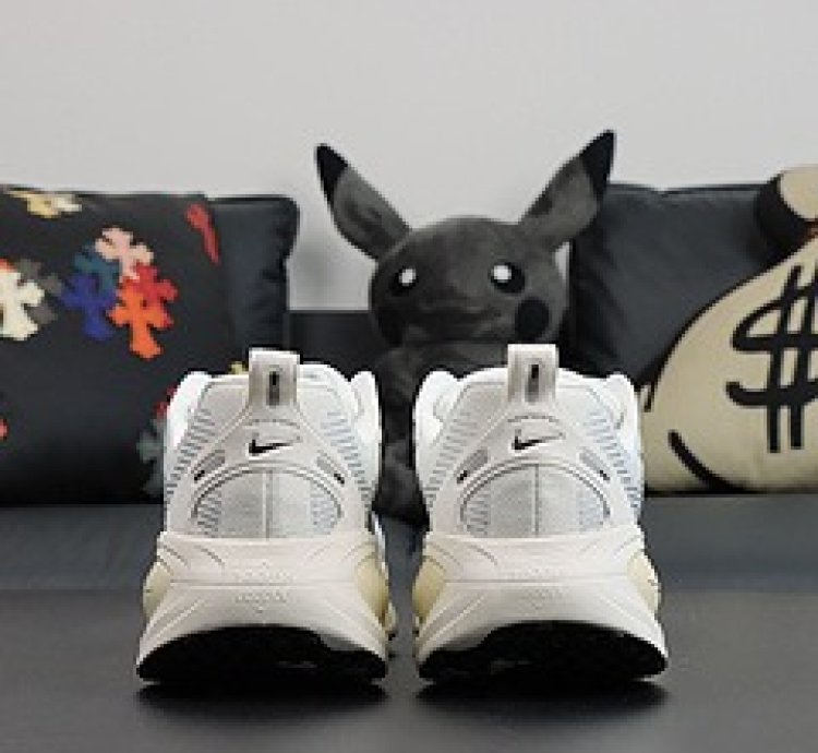 NIKE AIR ZOOM VOMERO 18 HM6803-101