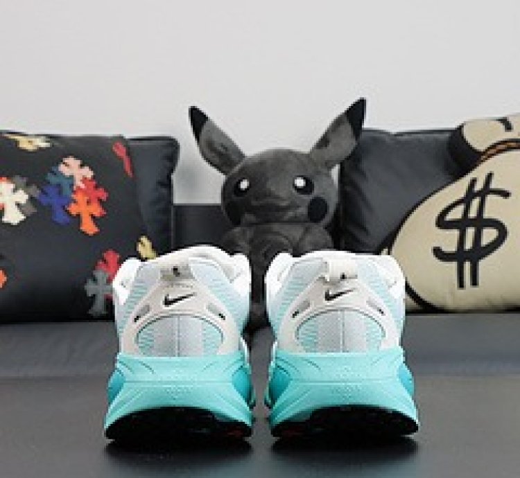 NIKE AIR ZOOM VOMERO 18 HM6803-103