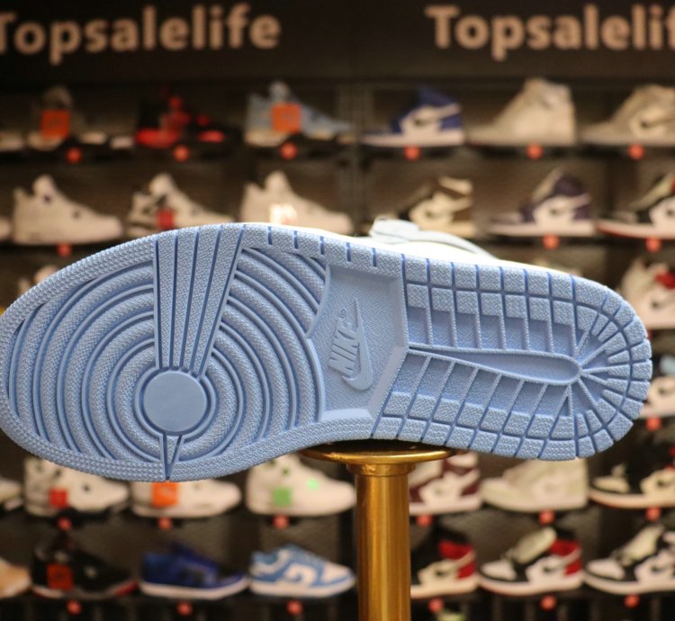 Air Jordan 1 Retro High OG 'University Blue'