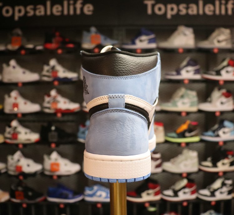Air Jordan 1 Retro High OG 'University Blue'