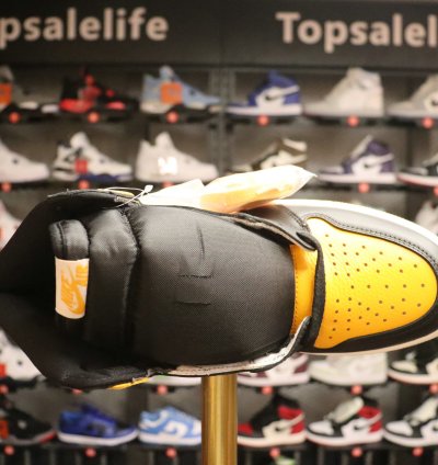Air Jordan 1 Retro High OG 'Yellow Toe'
