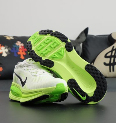 NIKE AIR ZOOM VOMERO 18 HM6803-102