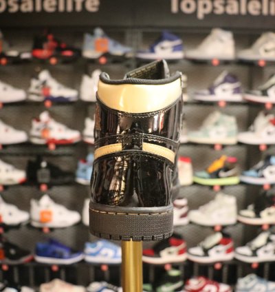 Air Jordan 1 Retro High OG 'Black Metallic Gold'