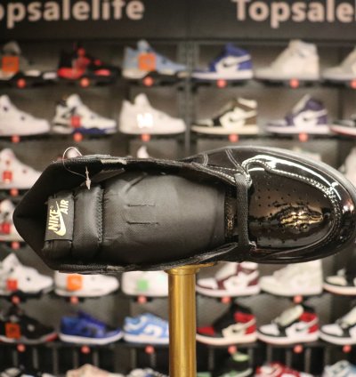 Air Jordan 1 Retro High OG 'Black Metallic Gold'