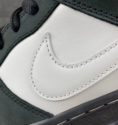 Nike SB Dunk Low Staple Panda Pigeon