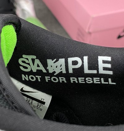 Nike SB Dunk Low Staple Panda Pigeon