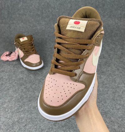 Nike SB Dunk Low Stussy Cherry