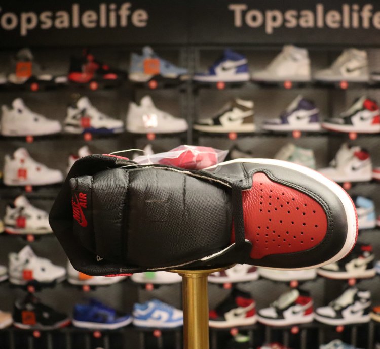 Nike Air Jordan 1 Retro High OG 'Banned' 2016 [also worn by Rihanna] 555088-001