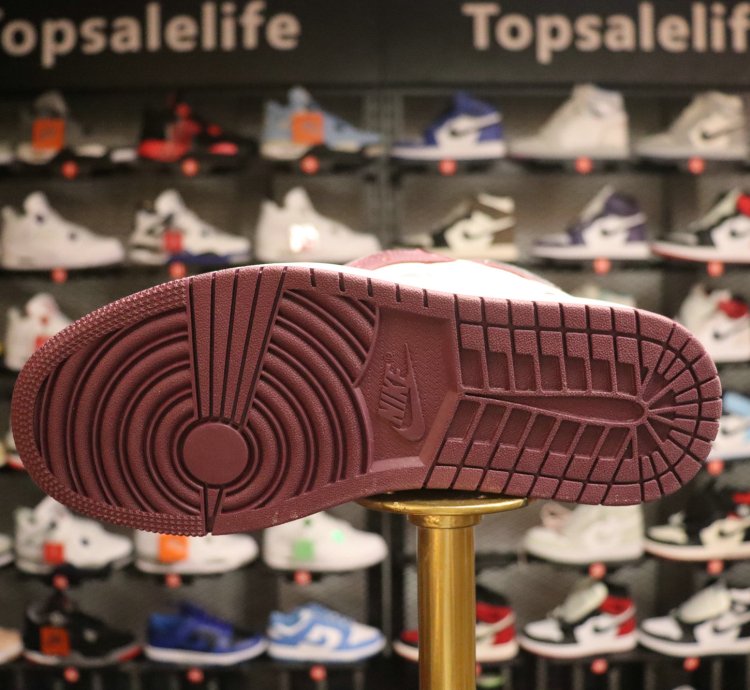 Air Jordan 1 Retro High 'Bordeaux' 555088-611