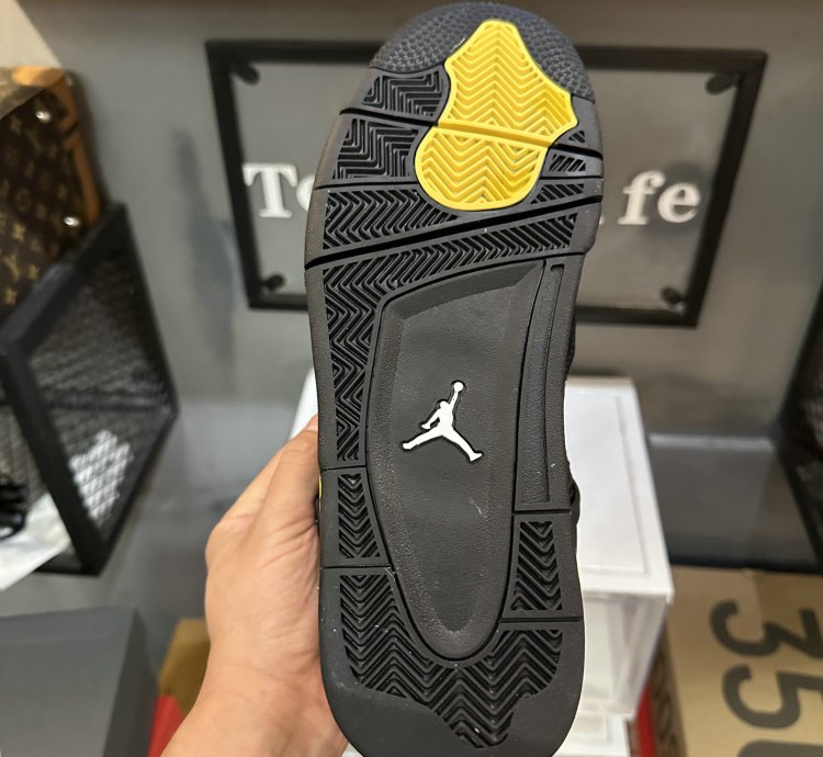 Jordan 4 Retro Thunder (2023) DH6927-017