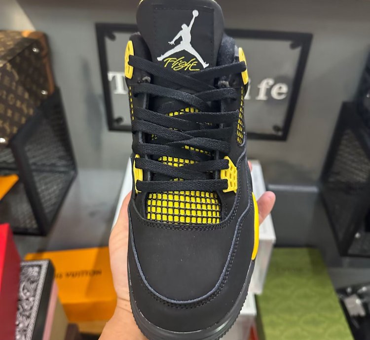 Jordan 4 Retro Thunder (2012) 308497-008