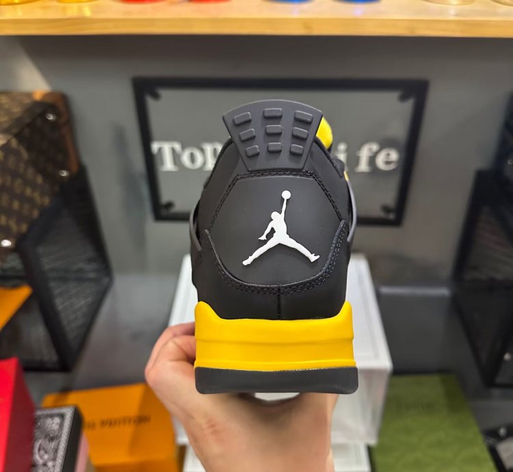 Jordan 4 Retro Thunder (2012) 308497-008