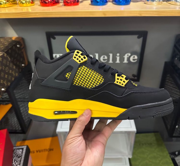 Jordan 4 Retro Thunder (2012) 308497-008