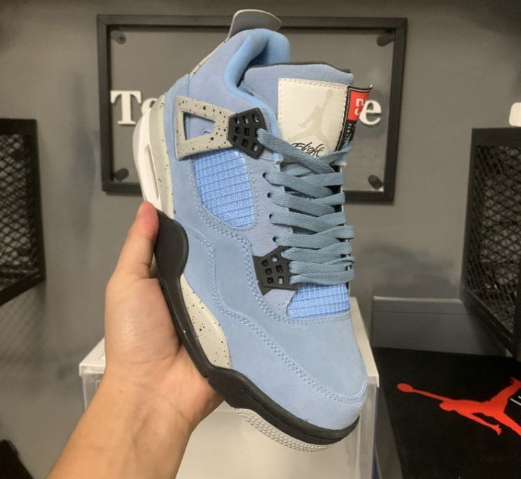 Jordan 4 Retro University Blue CT8527-400