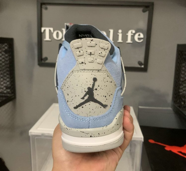 Jordan 4 Retro University Blue CT8527-400