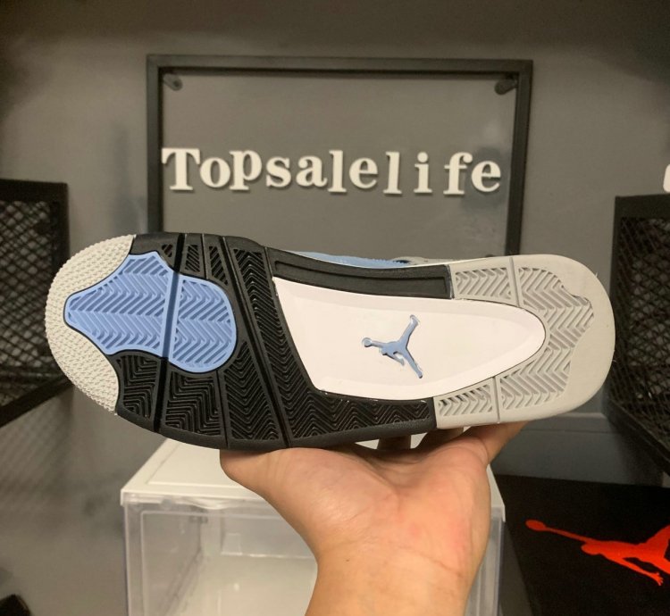 Jordan 4 Retro University Blue CT8527-400