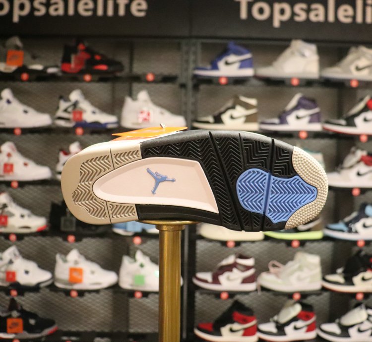 Jordan 4 Retro University Blue CT8527-400