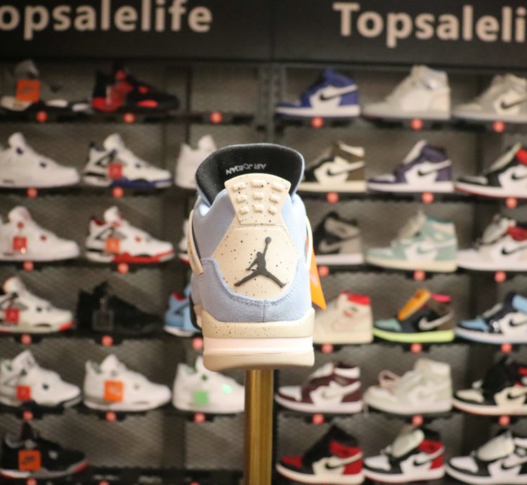 Jordan 4 Retro University Blue CT8527-400