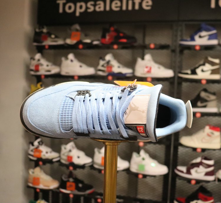 Jordan 4 Retro University Blue CT8527-400
