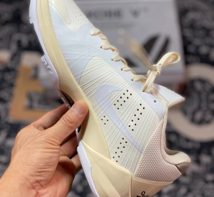 Off-White x NK Zoom Kobe 5 DB4796-101
