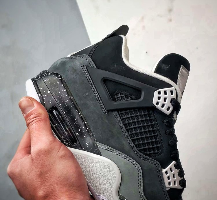 Air Jordan 4 Retro ”Fear” FQ8138-002