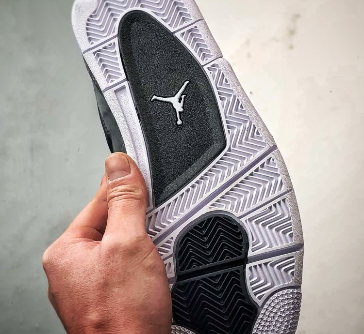 Air Jordan 4 Retro ”Fear” FQ8138-002