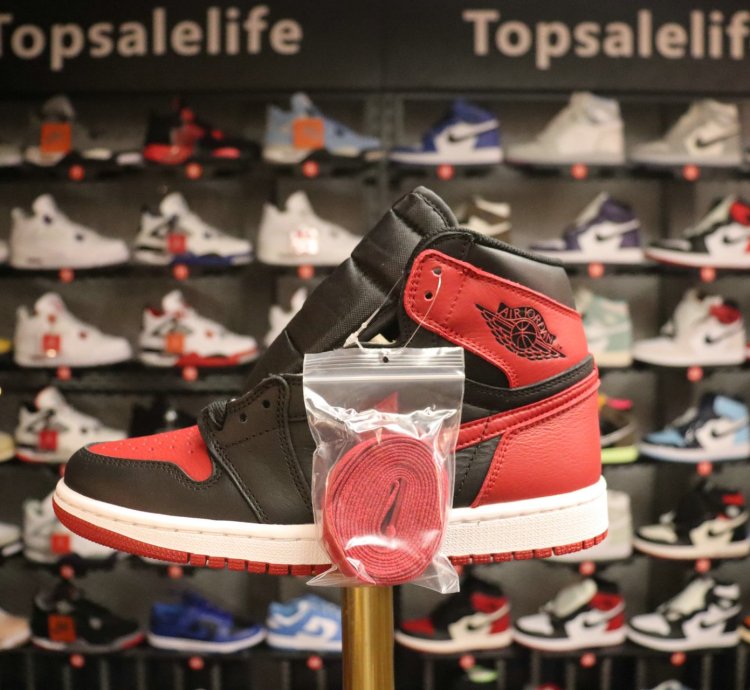 Air Jordan 1 Retro High OG 'Banned' 2016 also worn by Rihanna