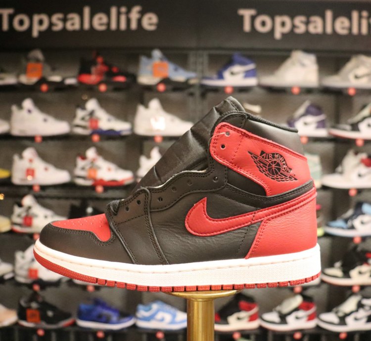 Air Jordan 1 Retro High OG 'Banned' 2016 also worn by Rihanna