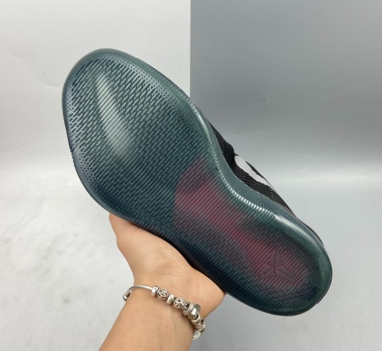 P240 Nk Kobe 11 EM Low lnvisibility Cloak 836183-005