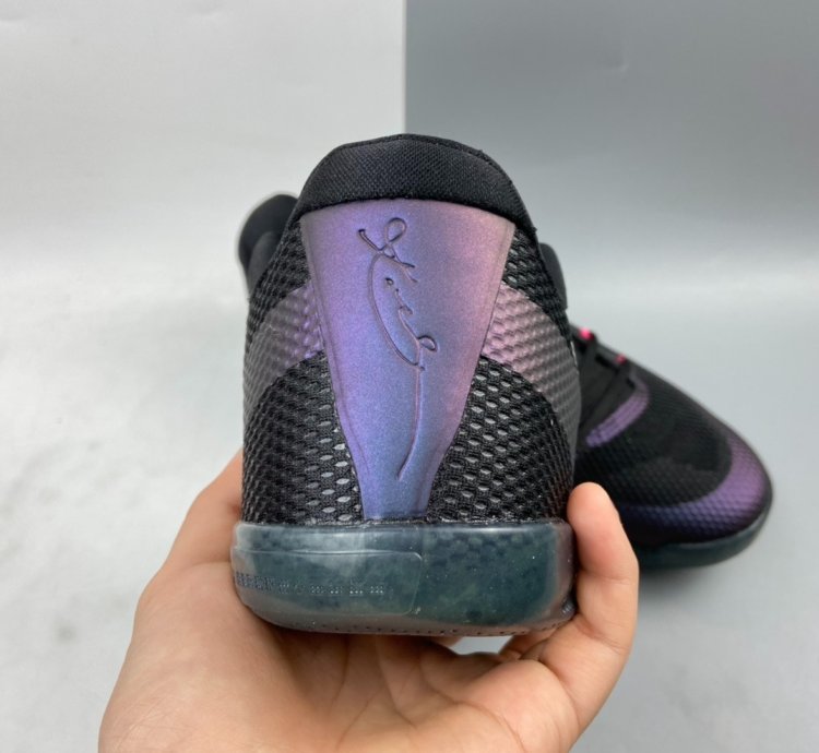 P240 Nk Kobe 11 EM Low lnvisibility Cloak 836183-005