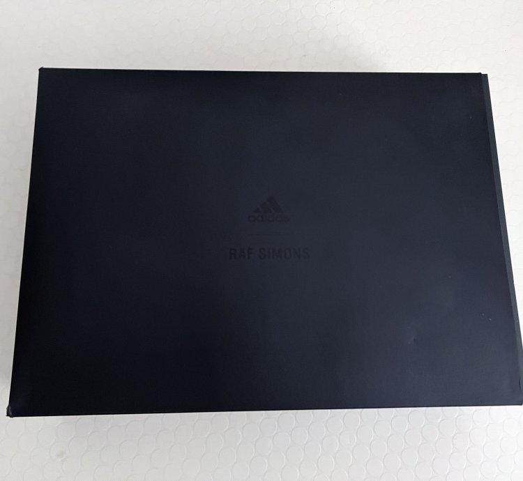 Deadstock Ozweegont Limited Edition Box Set