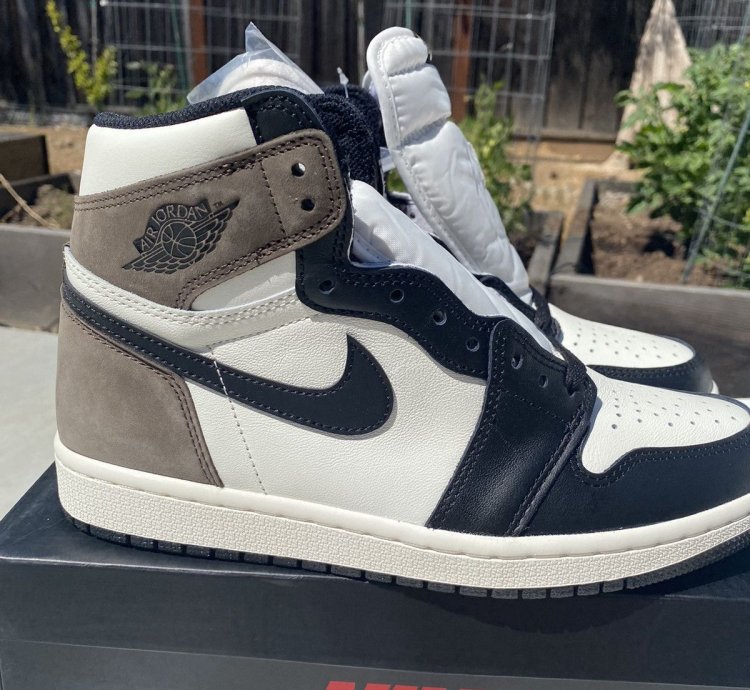 Air Jordan 1 High OG Dark Mocha