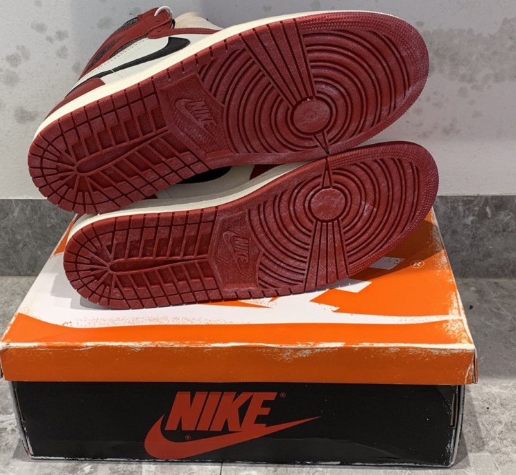 Air Jordan 1 Retro High OG Chicago Lost and Found