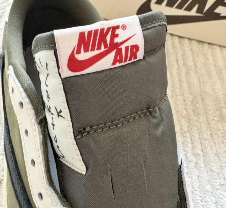 Air Jordan 1 Retro Low Travis Scott Medium Olive US 9 5
