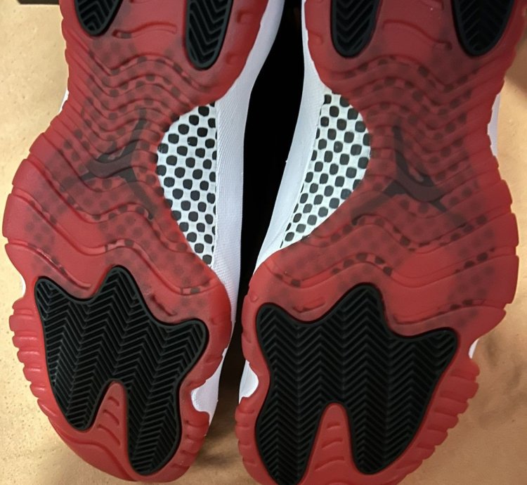 Air Jordan 11 Reto Bred