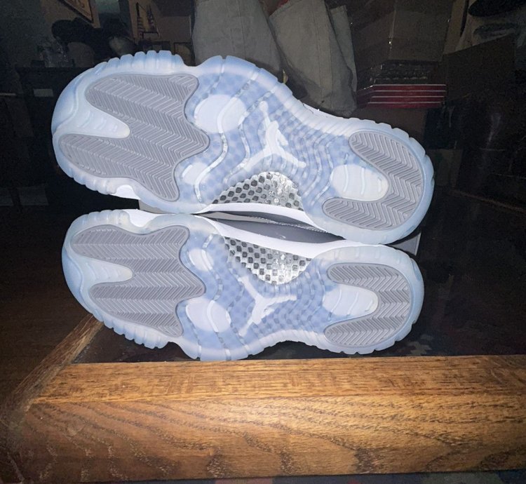 Air Jordan 11 retro 2021 size 7 cool grey