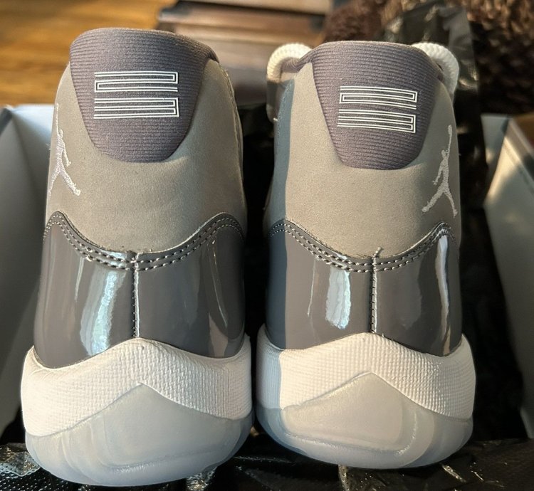 Air Jordan 11 retro 2021 size 7 cool grey