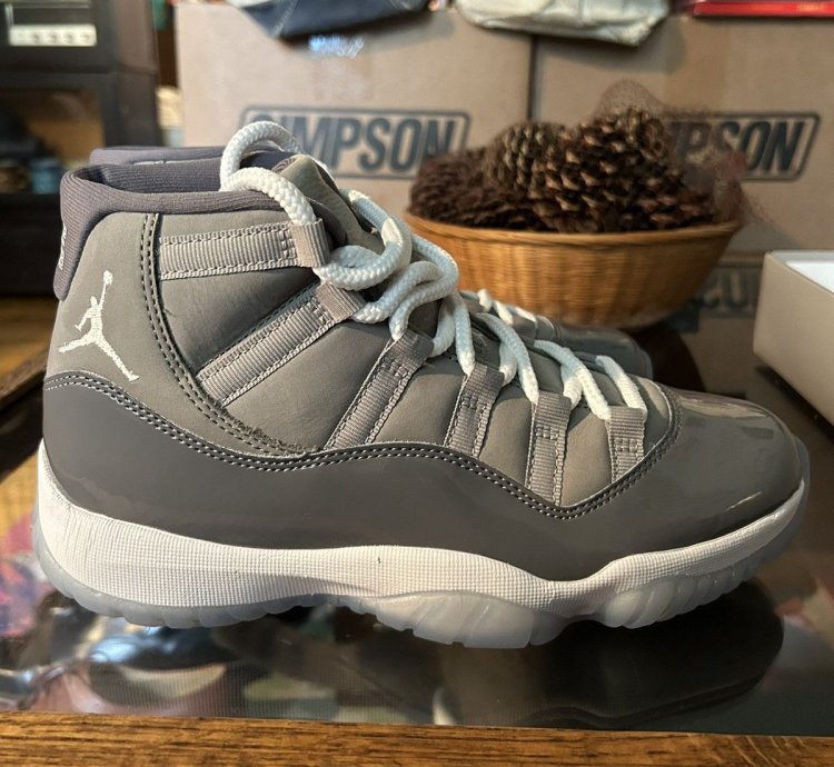 Air Jordan 11 retro 2021 size 7 cool grey