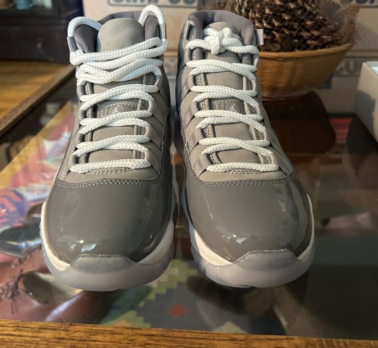 Air Jordan 11 retro 2021 size 7 cool grey